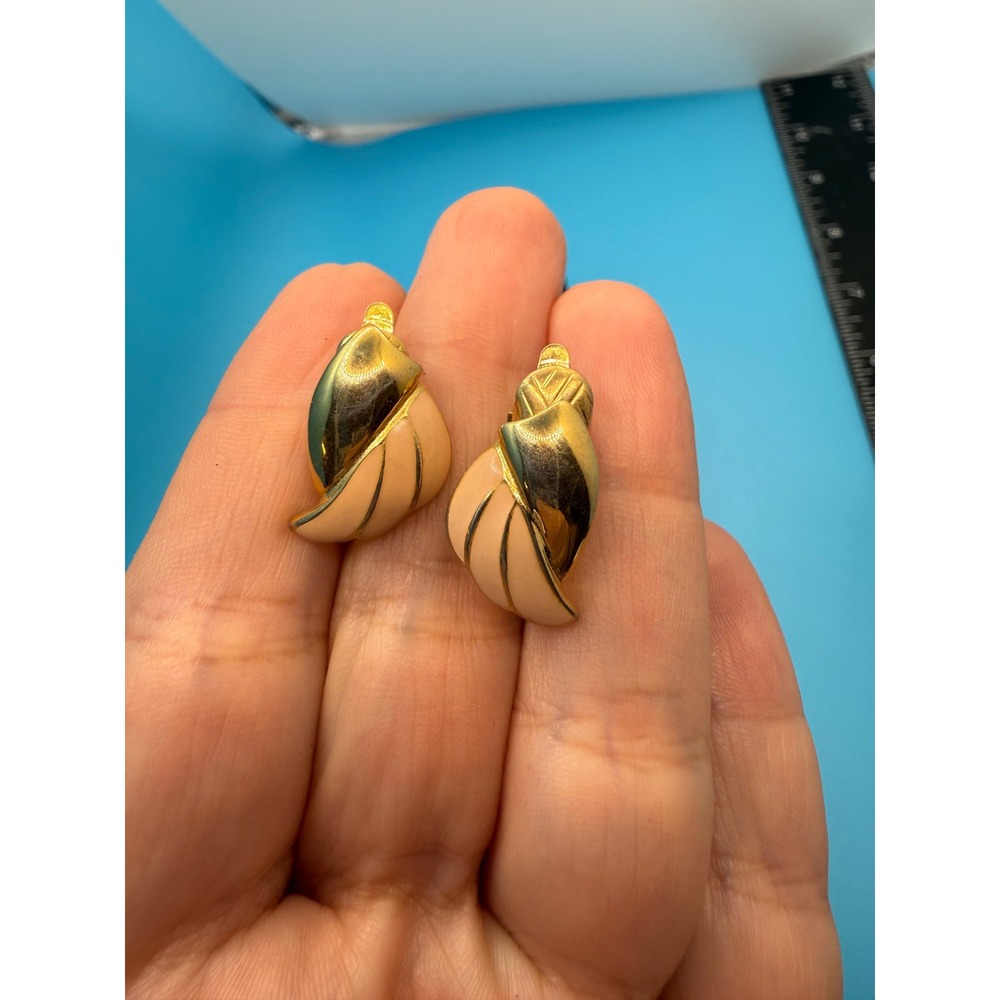 Vintage Trifari Gold Tone Peach Enamel Shell Clip On Earrings Mid Century Modern